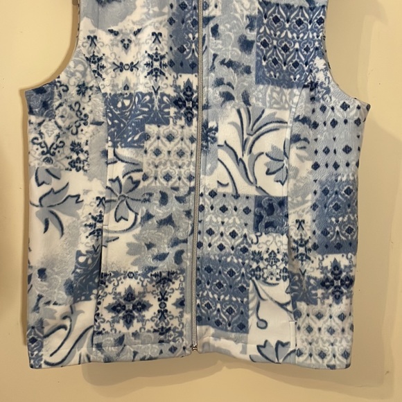 2/$30 Northern Traditions Blue and White Nature Fleece Vest - Picture 5 of 15